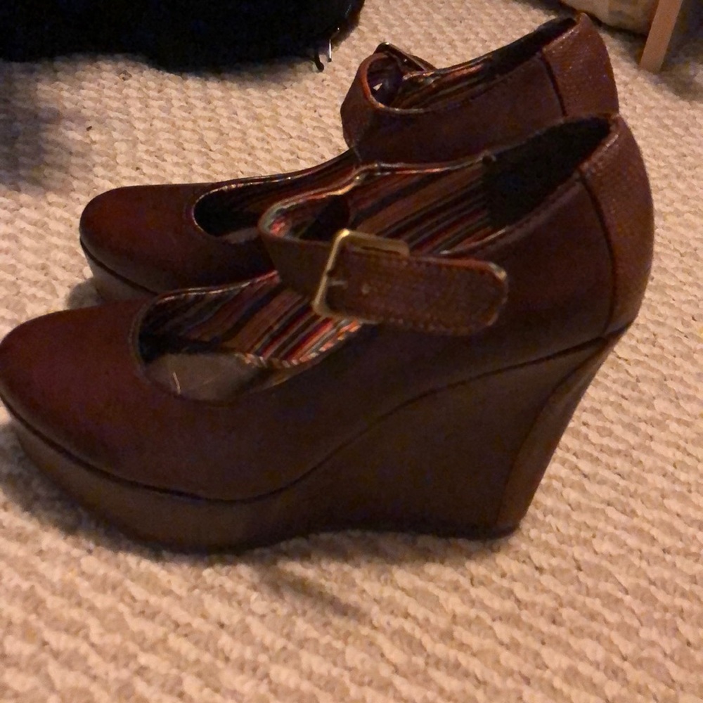 Brown close toe wedges